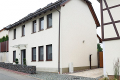 Eingang mit PKW-Stellplätzen und Ladestation